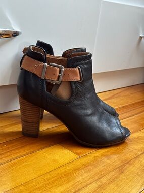 Clarks black leather heels in used condition. Some visible scratches (shown in p